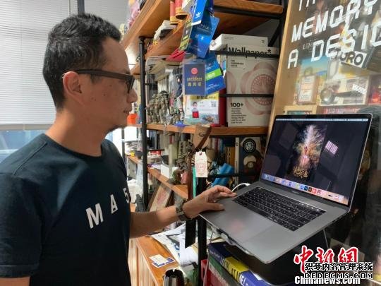 杭州硬脑科技负责人介绍其制作的汉字主题动画片。　张斌 摄