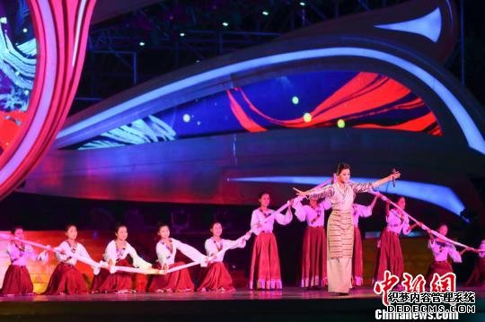 来自中国、美国、乌克兰、俄罗斯等国家的70名民歌选手将在未来10天决出2019年中国民歌王。　张云 摄