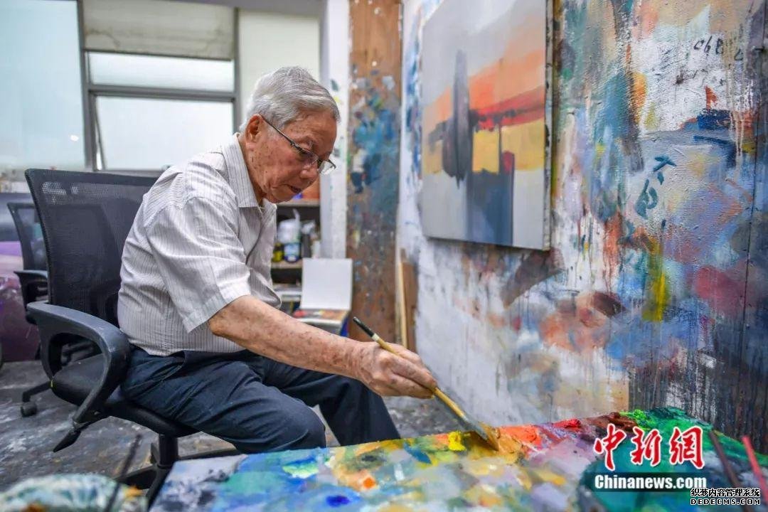 90岁还坚持创作 这个台湾老兵画家却说自己“很