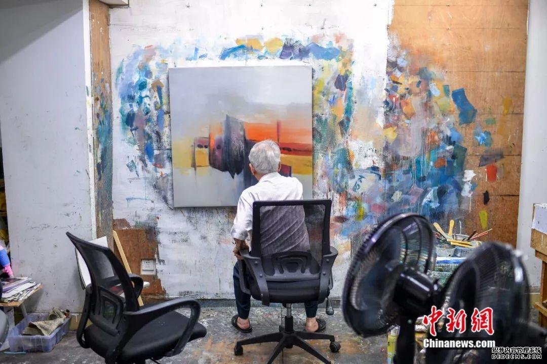 90岁还坚持创作 这个台湾老兵画家却说自己“很