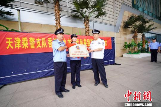 “香港西九龙青年包乘组”授牌。　钟欣 摄