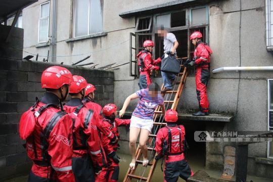 桂林一宿舍楼内涝致18户26人被困 消防紧急营救
