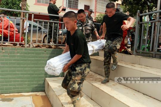 广西河池:武警官兵驰援受灾村庄 紧急设灾民安置点