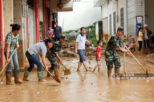 广西河池:武警官兵驰援受灾村庄 紧急设灾民安置点